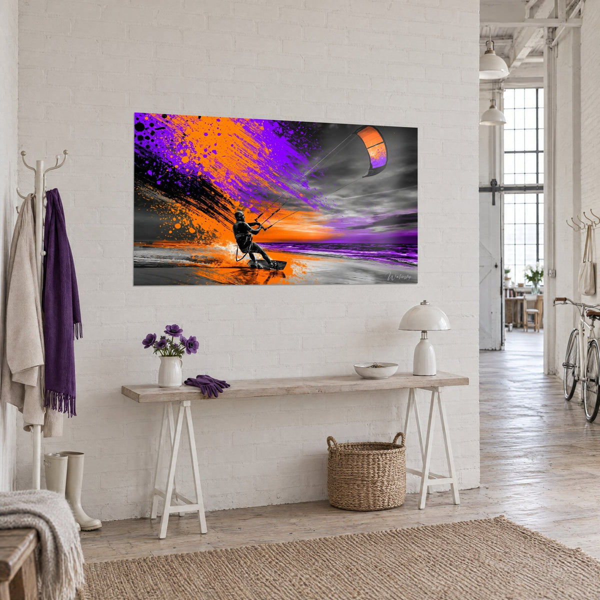 Tableau planchiste glissant sur l'écume, aile orange et mauve, jaillissement de peinture violette, vue de trois-quarts dans un loft d'artiste