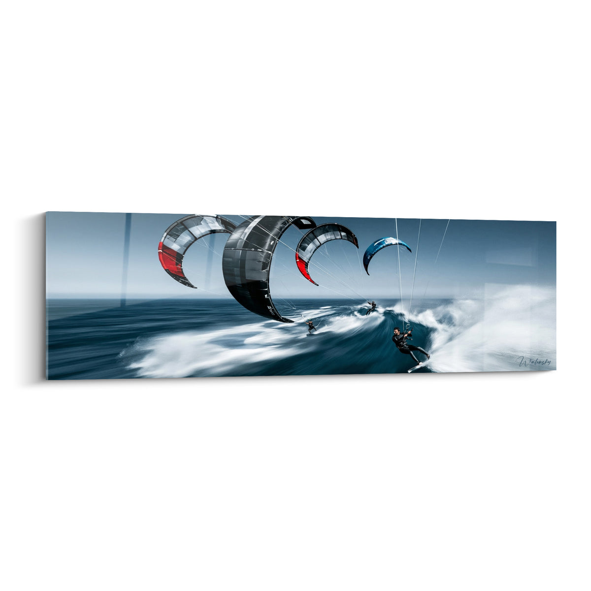 Kitesurfeurs en action, voiles noires, rouges et bleu marine sur une mer d'écume blanche