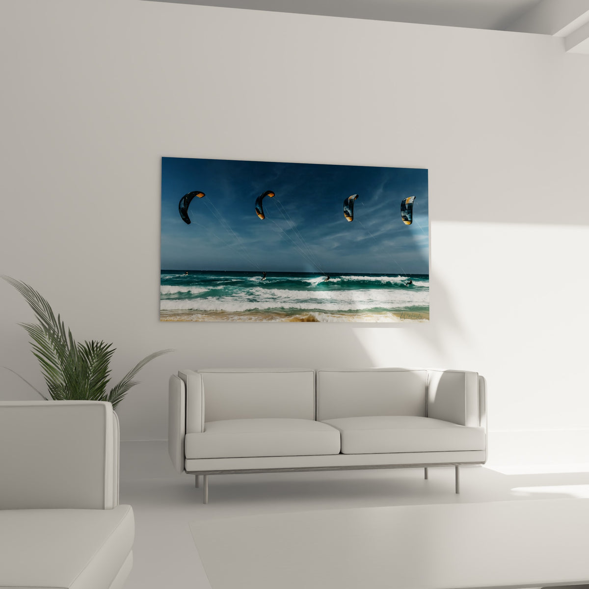 Voiles bleues et jaune ocre en vol au-dessus de l'océan, tableau accroché au-dessus d'un canapé dans un salon lumineux