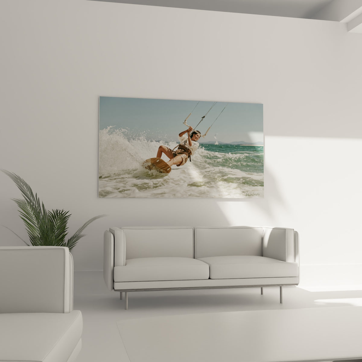 Glisse fauve et bleu turquoise sur la vague, au-dessus d'un canapé dans un salon lumineux