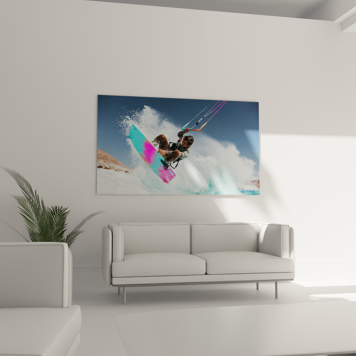Sportif de kitesurf en plein envol, écume blanche et sable ocre, au-dessus d'un canapé dans un salon lumineux