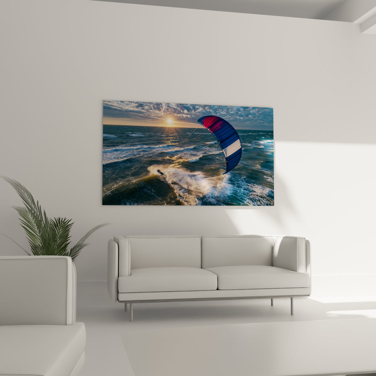 Sportif tracté par une voile bleue et rose sur fond de ciel doré, au-dessus d'un canapé dans un salon lumineux