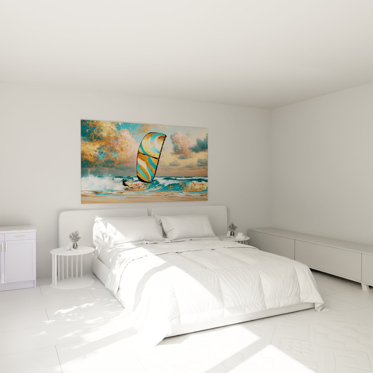 Voile turquoise et or d'un kitesurfeur au-dessus d'un lit dans une chambre claire