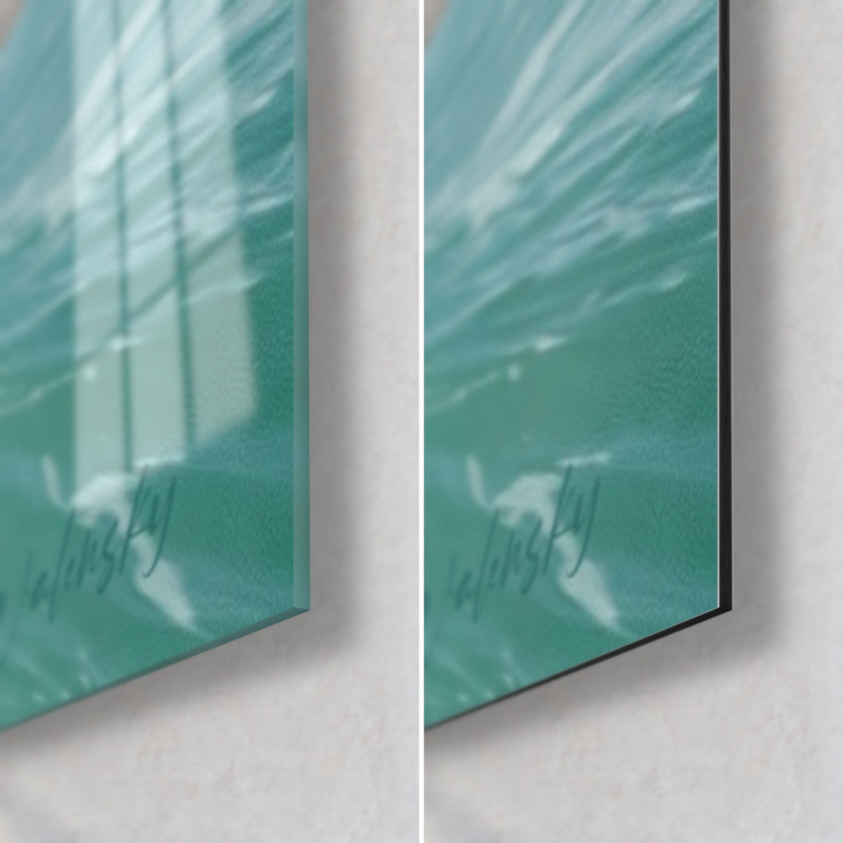 Tableau kitesurfeur souriant, coin bas droit : verre acrylique brillant aux reflets à gauche, alu Dibond mat noir à droite, tranche de 3 mm
