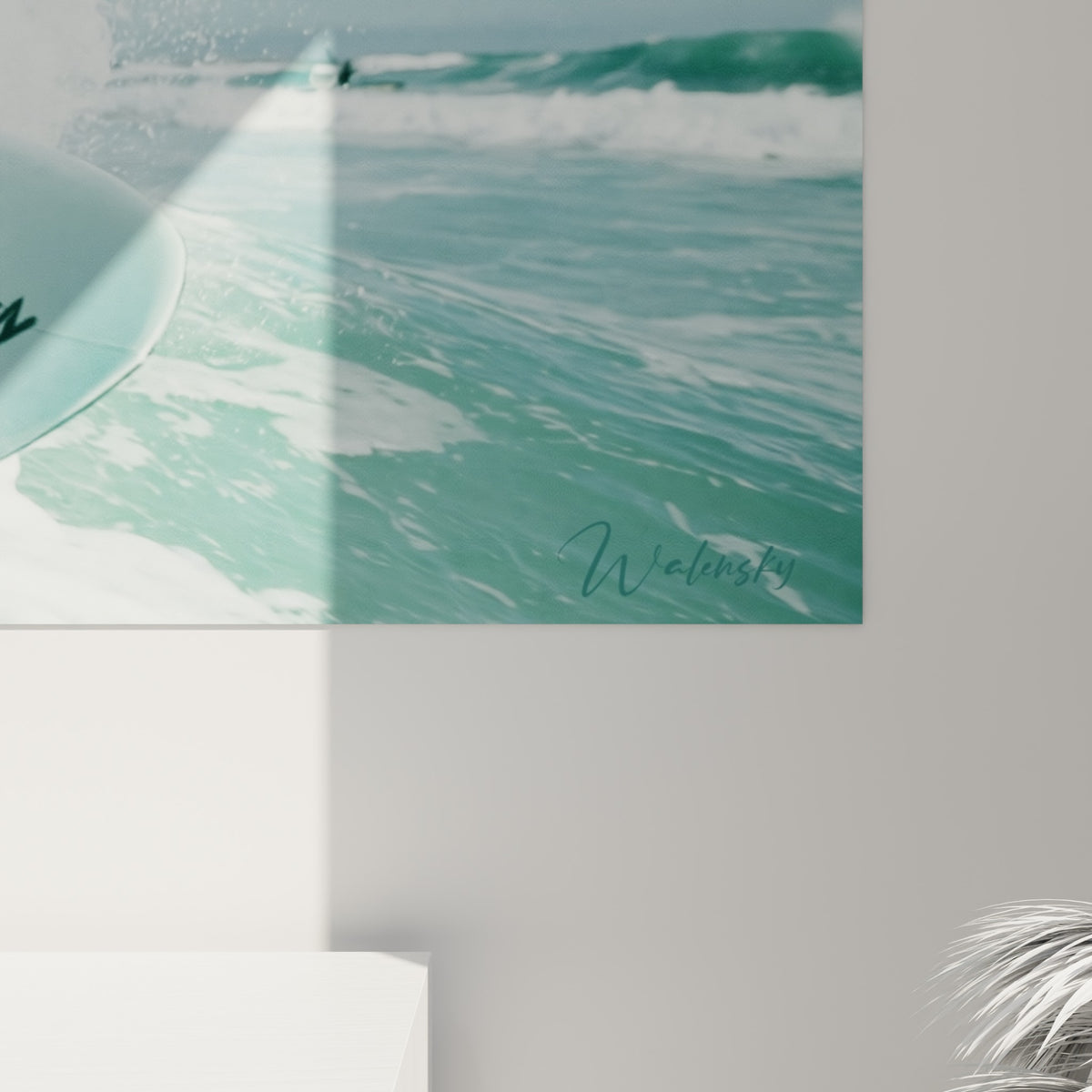 Détail rapproché de l'écume blanche projetée et du bleu profond de l'océan sur la toile imprimée