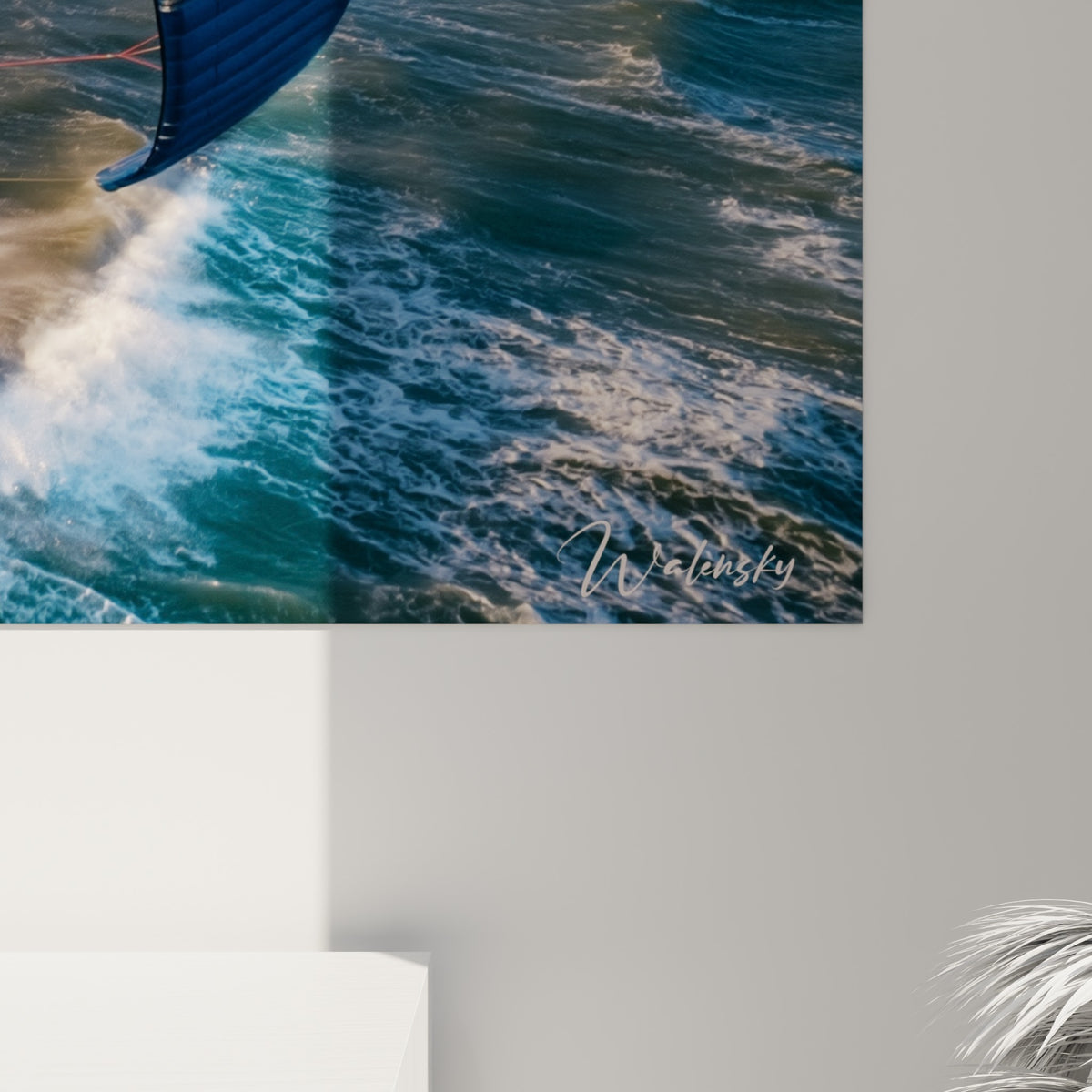Détail des bandes bleu marine, blanches et roses de la voile de kitesurf, grain et reliefs de l'impression visibles
