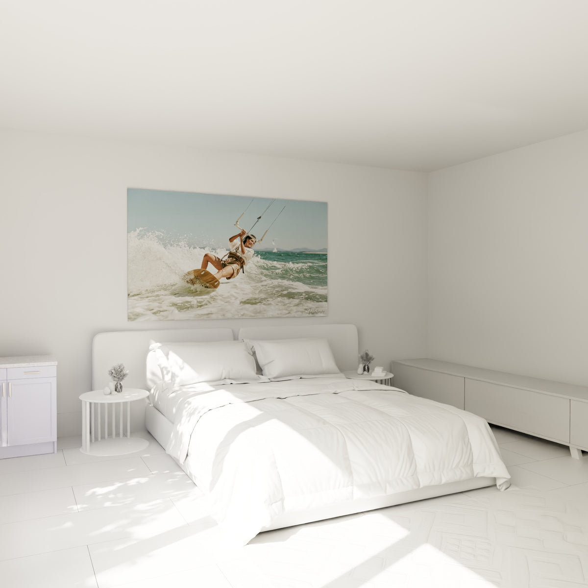 Surfeuse suspendue dans l'écume blanche et turquoise, au-dessus d'un lit dans une chambre claire