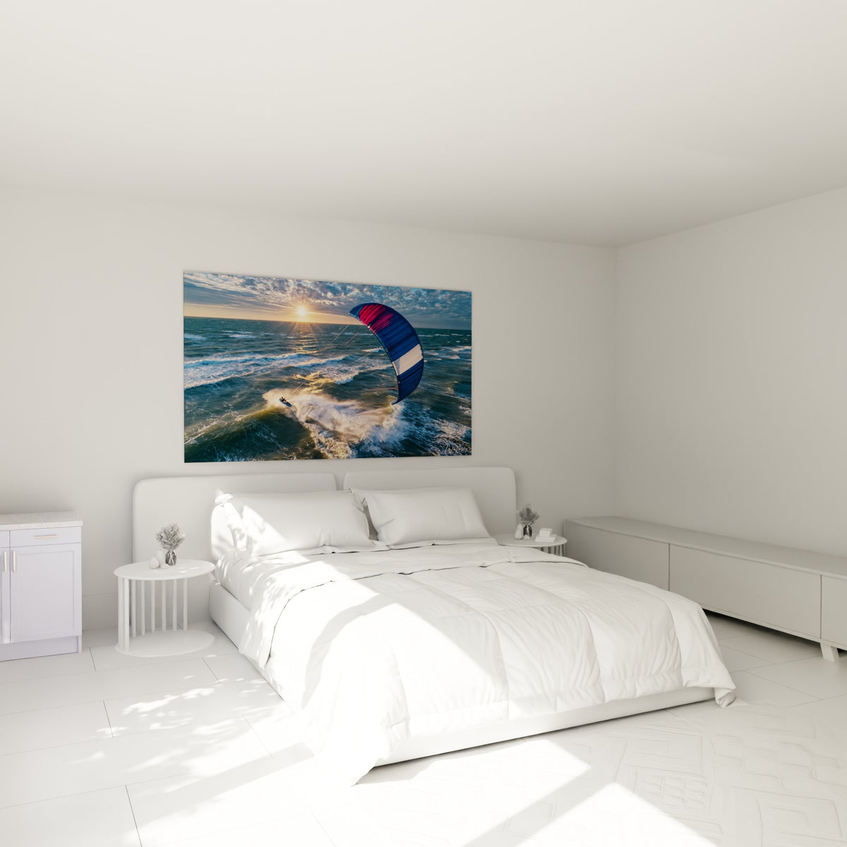Voile de kitesurf rose et bleue fendant les vagues turquoise, accrochée au-dessus d'un lit dans une chambre claire
