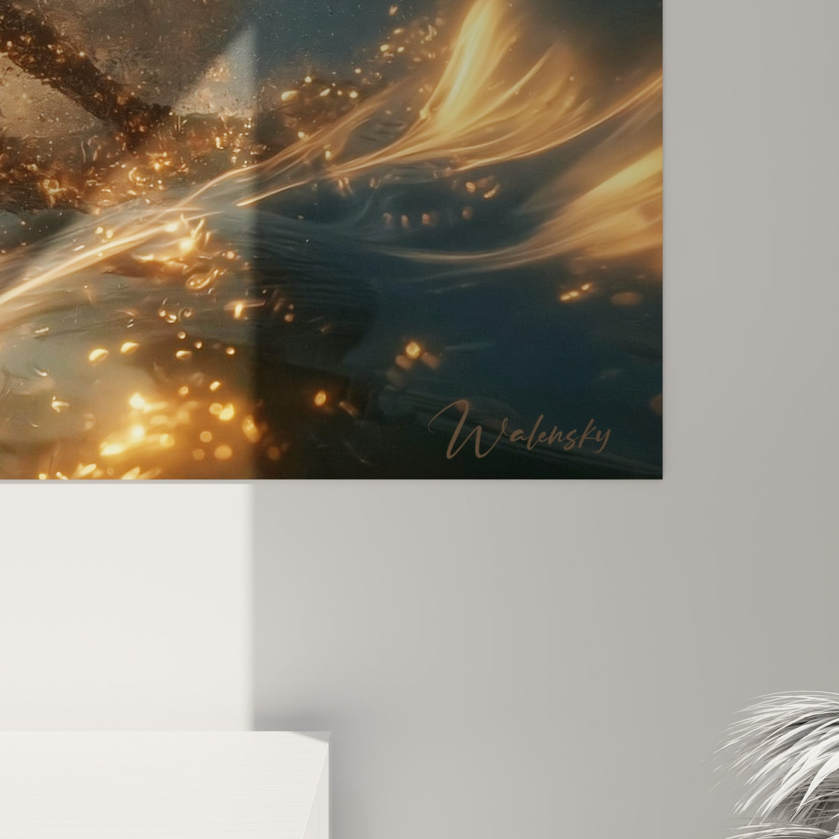 Grain lumineux et filaments dorés traversant le bleu marine profond de la toile accrochée