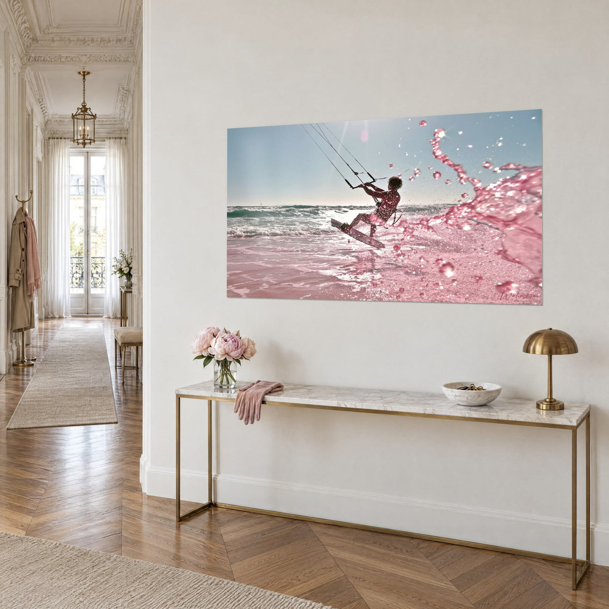 Gemälde Wellenreiter auf dem Brett, aufspritzend in rosa und türkisfarbener Gischt, über einer goldenen Haussmann-Konsole