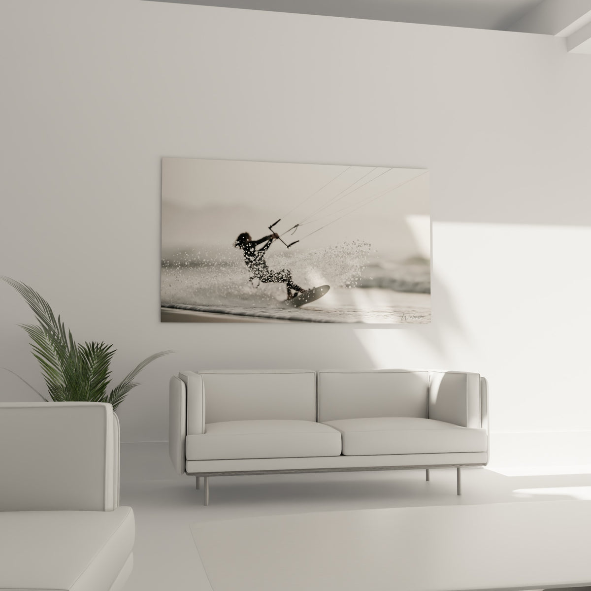 Sportif en action sur planche noire fendant l'eau grise, suspendu au-dessus d'un canapé dans un salon lumineux