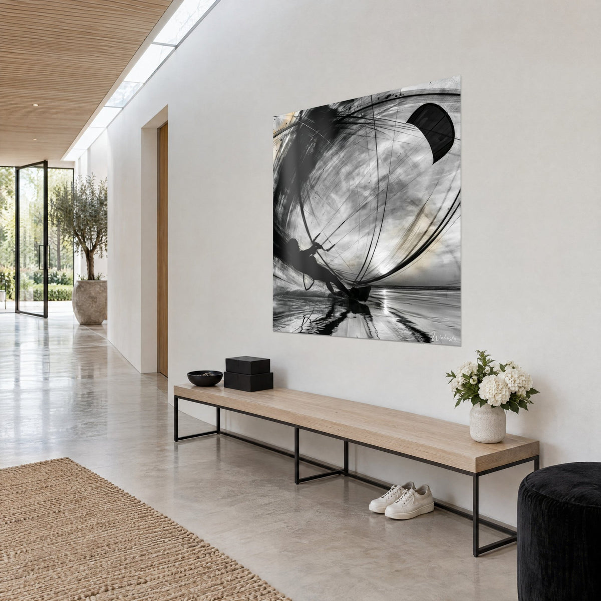 Tableau voile de kite noire arquée au-dessus d'un sportif sombre, reflets gris argent sur l'eau, sur un mur blanc, vue de trois-quarts