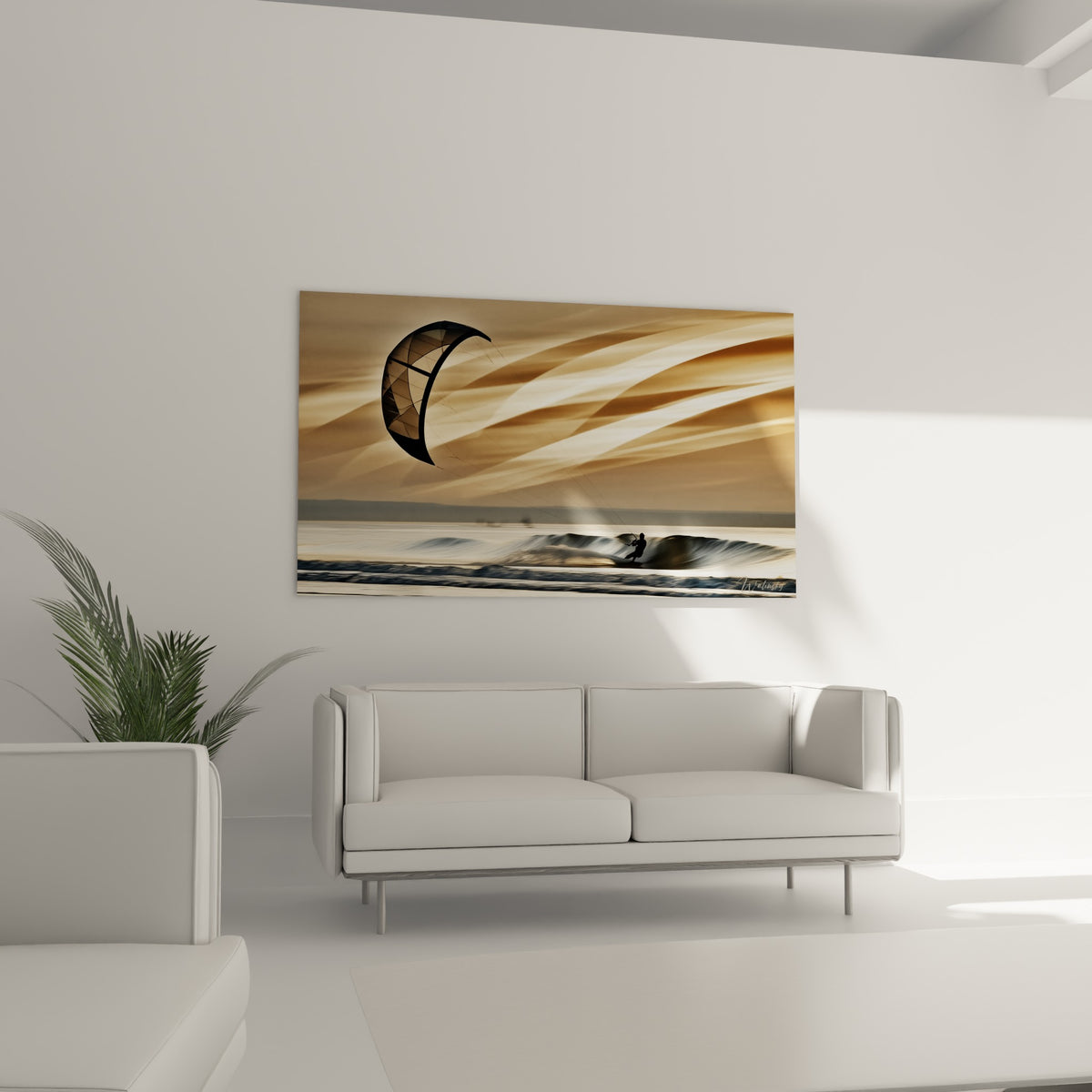 Rider en kitesurf sur fond ocre et bleu marine accroché au-dessus d'un canapé dans un salon lumineux