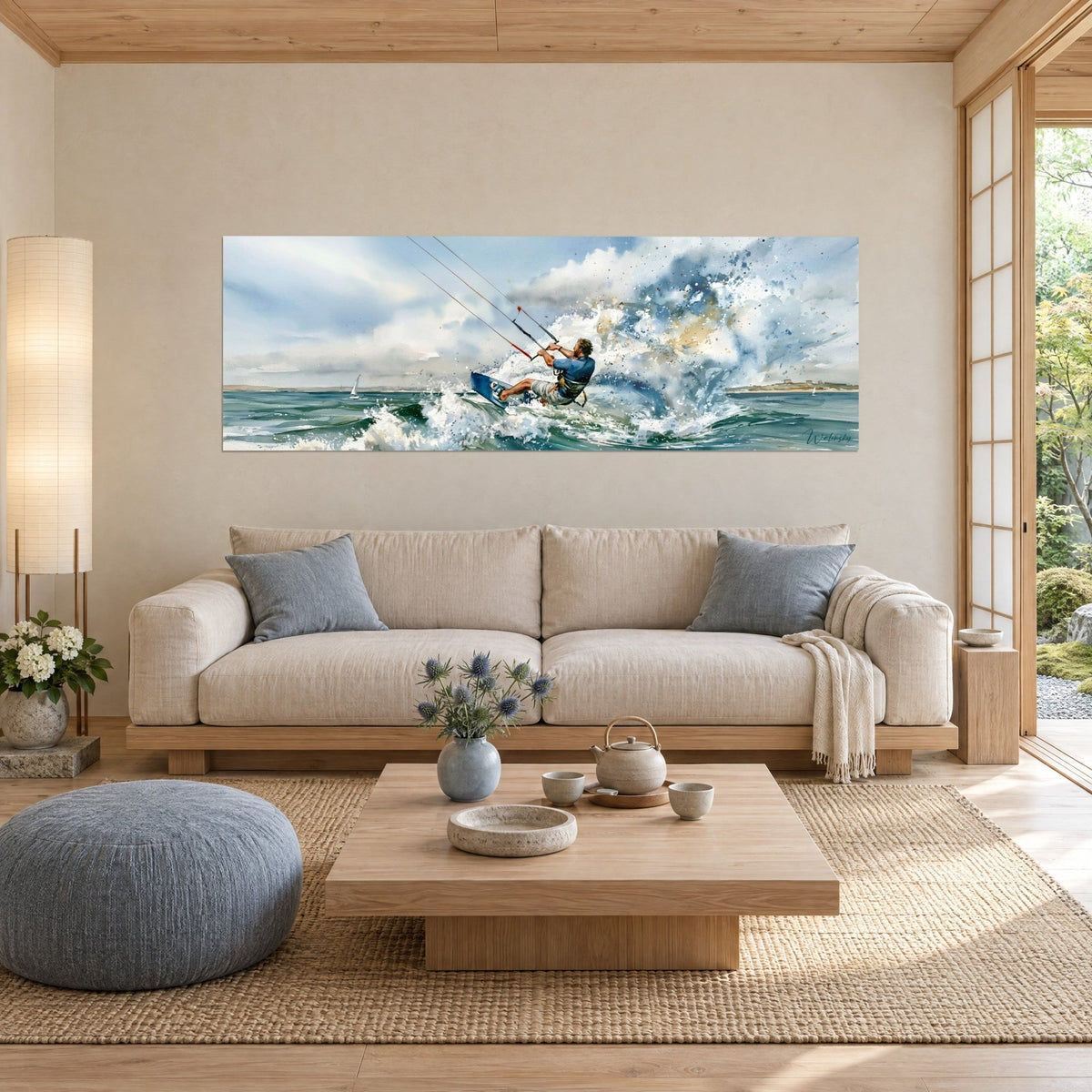 Tableau kitesurfeur en polo bleu cobalt jaillissant d'une gerbe d'écume blanche, mer verte, au-dessus d'un canapé dans un salon lumineux