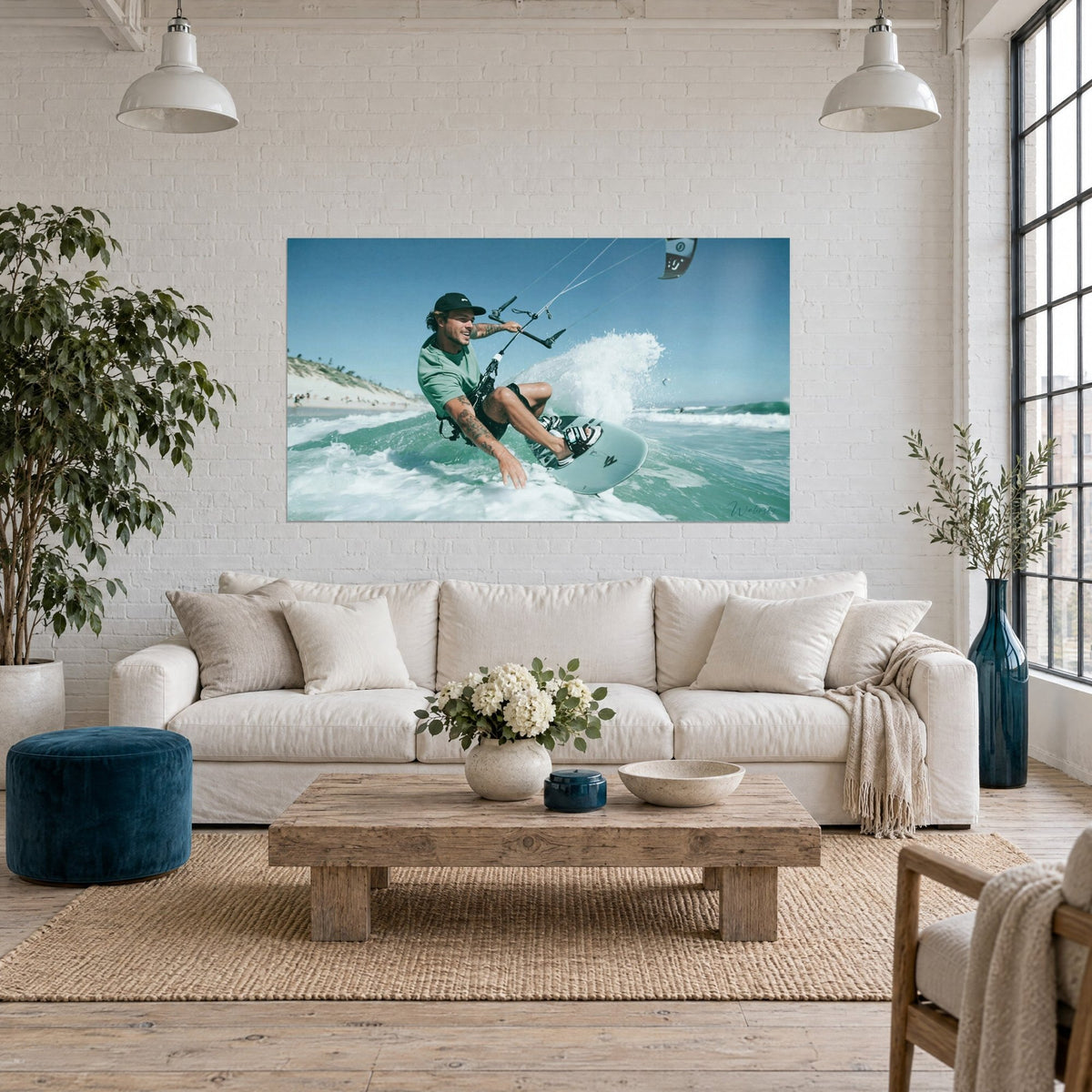 Tableau kitesurfeur casquette noire glissant sur l'écume turquoise, t-shirt vert d'eau, ciel bleu, au-dessus d'un canapé dans un salon lumineux