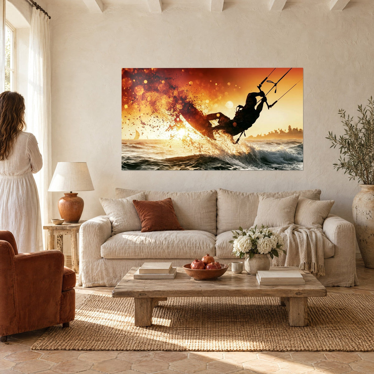 Schilderij van een kitesurfer in donkere silhouet die uit een oranje en gouden waterspuit springt, zonsondergang, boven een bank in een lichte woonkamer
