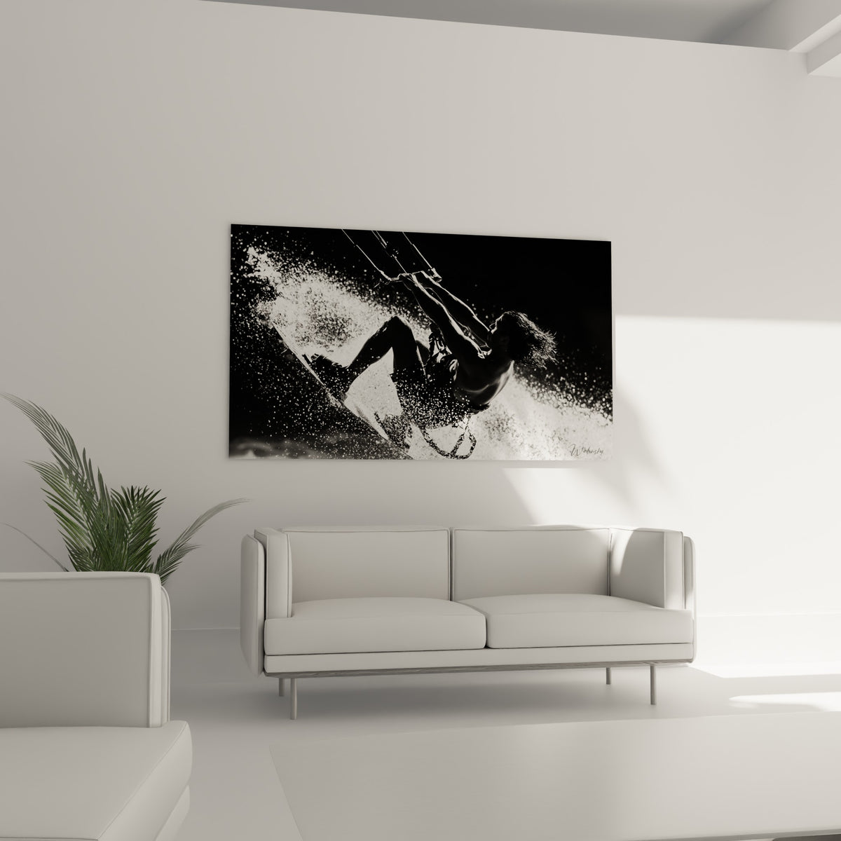 Sportif cambré agrippé aux lignes de voile, gerbe d'eau blanche, au-dessus d'un canapé dans un salon lumineux
