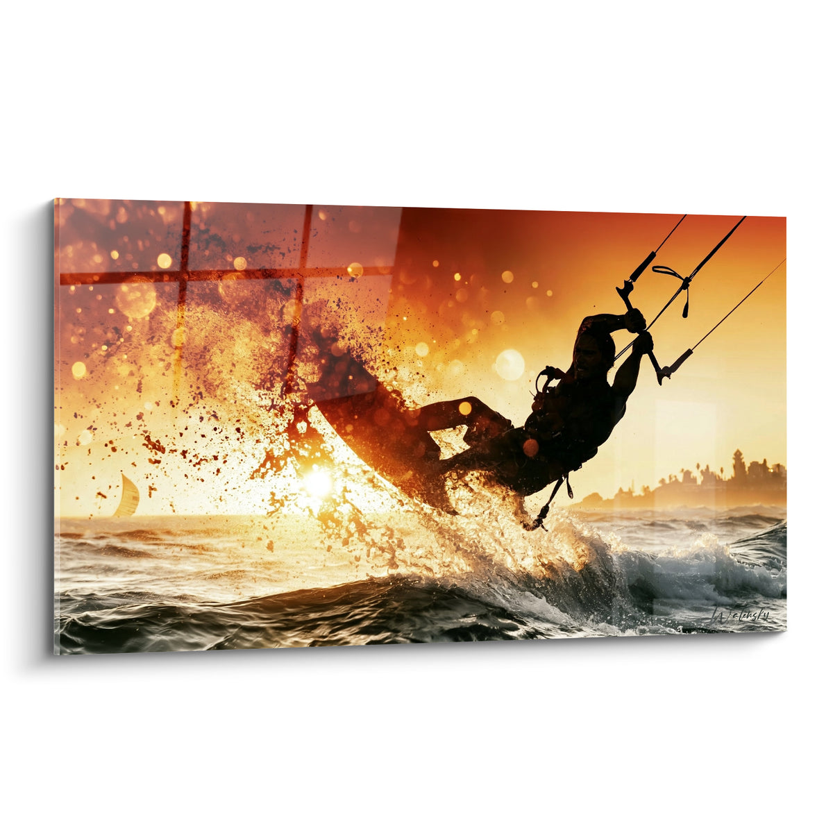Kitesurfeur en silhouette bondissant dans une éclaboussure orange et dorée au couchant
