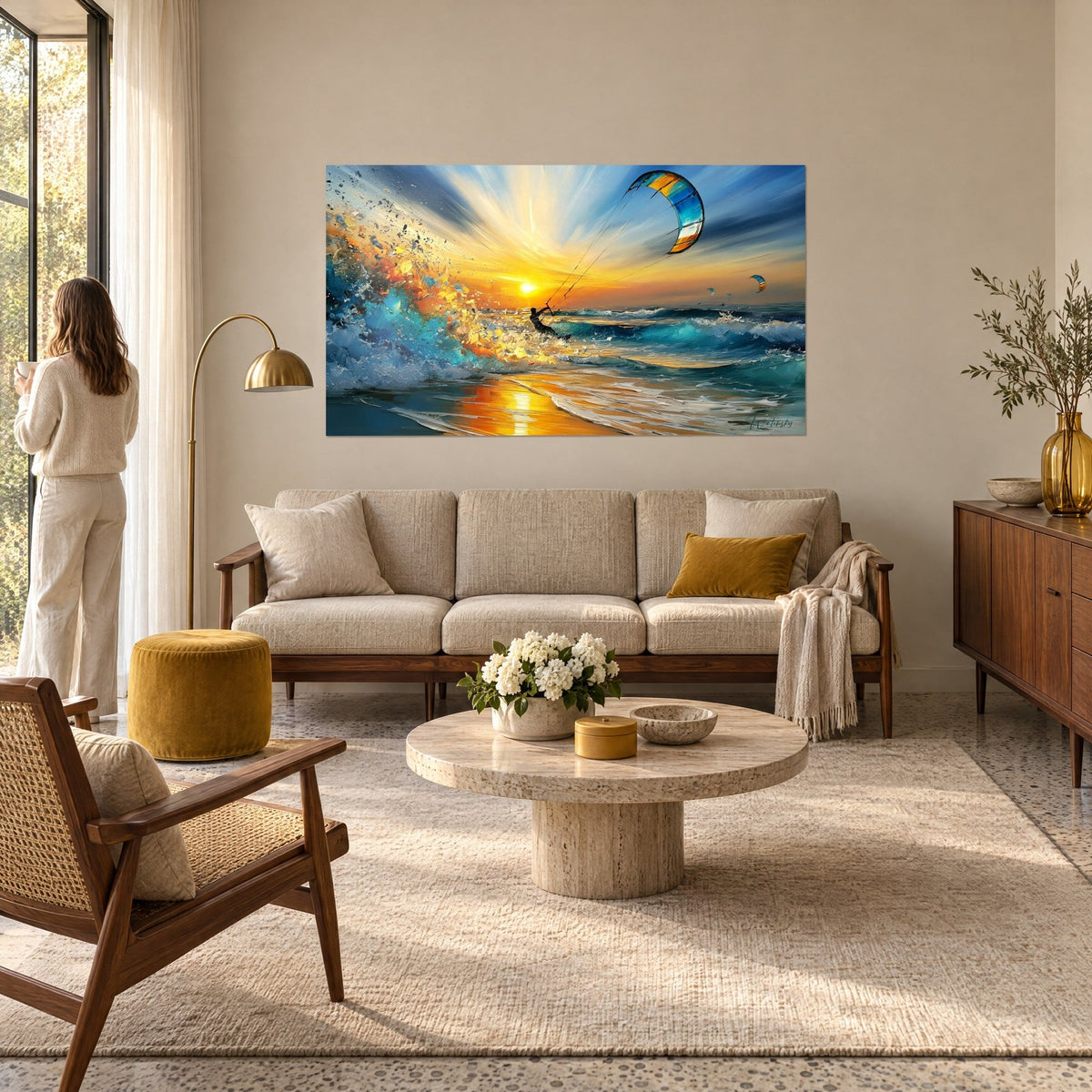 Tableau kitesurfeur en silhouette sur vague orange et turquoise, soleil jaune, femme de dos, au-dessus d'un canapé dans un salon lumineux