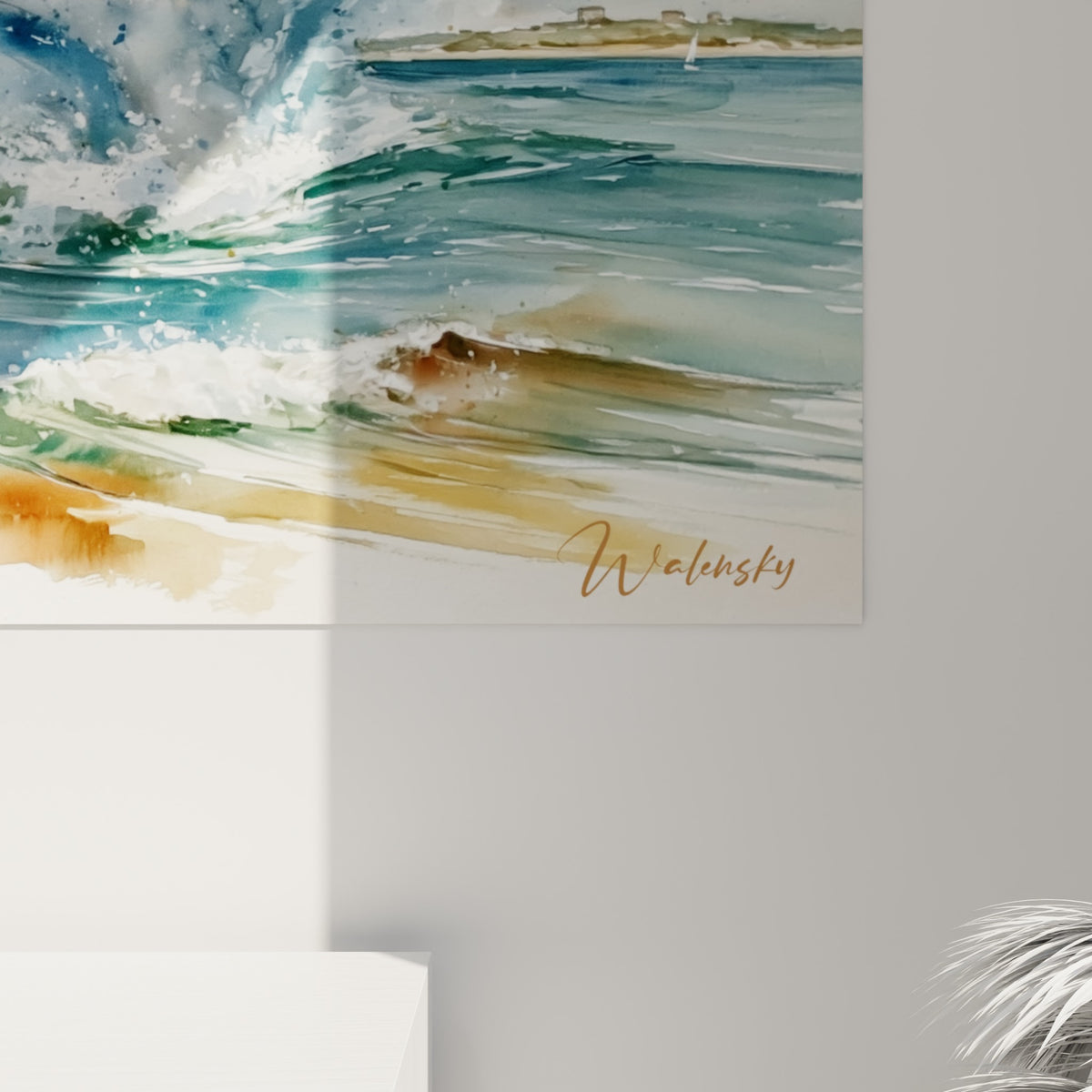 Grain de l'aquarelle révélant coulures bleu marine et éclats ocre sur l'écume tourbillonnante de la vague