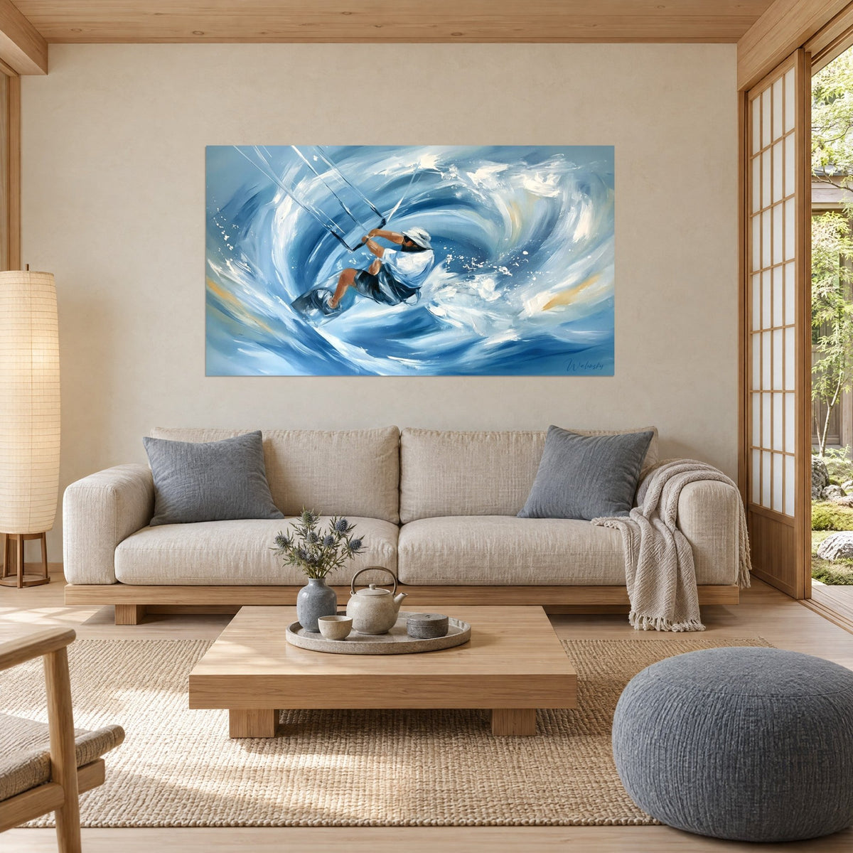 Tableau kitesurfeur au chapeau blanc glissant dans un vortex bleu et blanc, touches ocre, au-dessus d'un canapé dans un salon lumineux