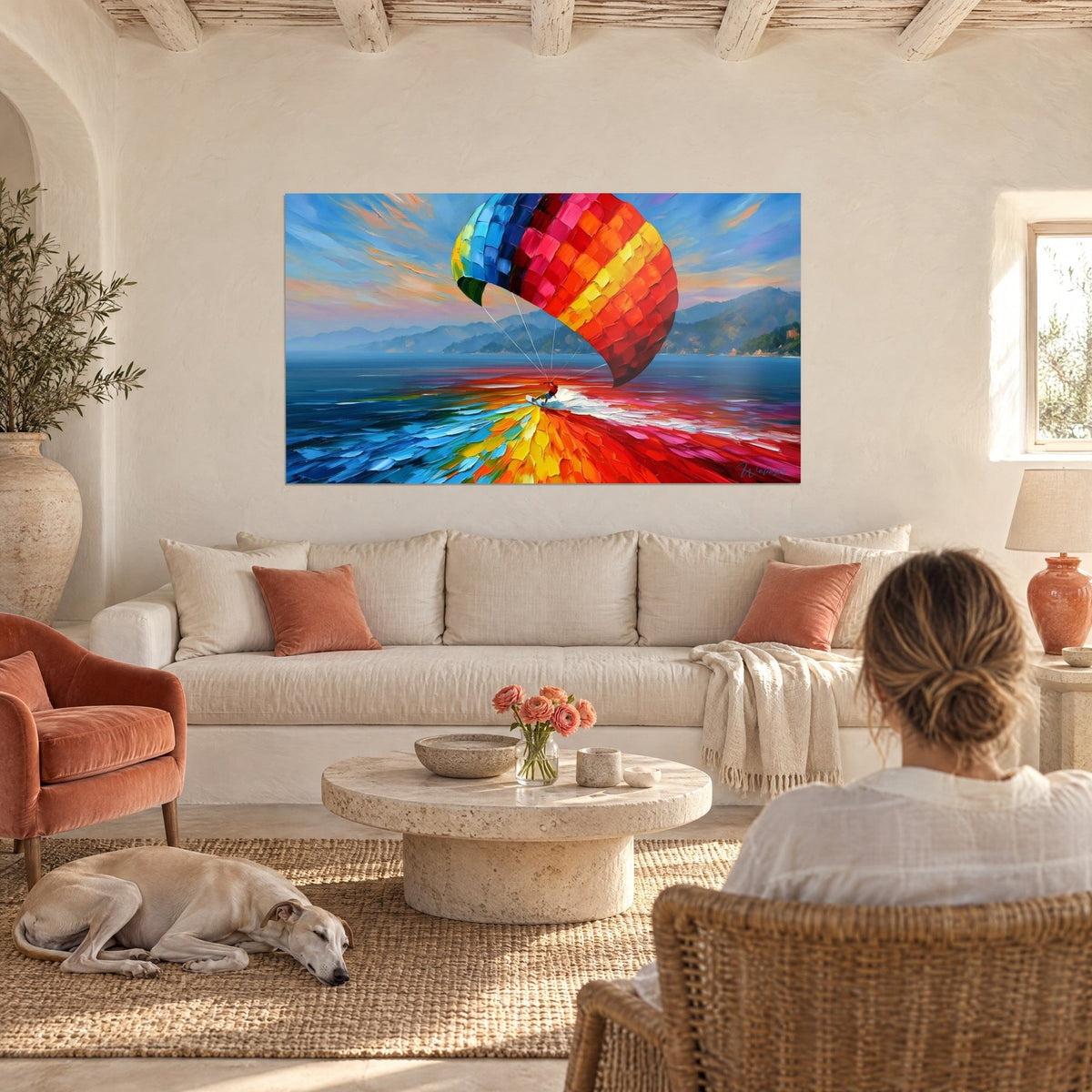 Tableau kitesurfeur sous voile rouge et bleu, planche dans l'écume blanche, au-dessus d'un canapé dans un salon lumineux