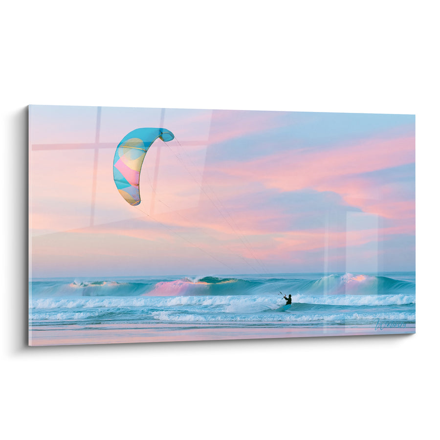 Tableau Kitesurfeur voile rose et turquoise sous ciel pastel - Ciel nuageux pastel - Edition Kite surf