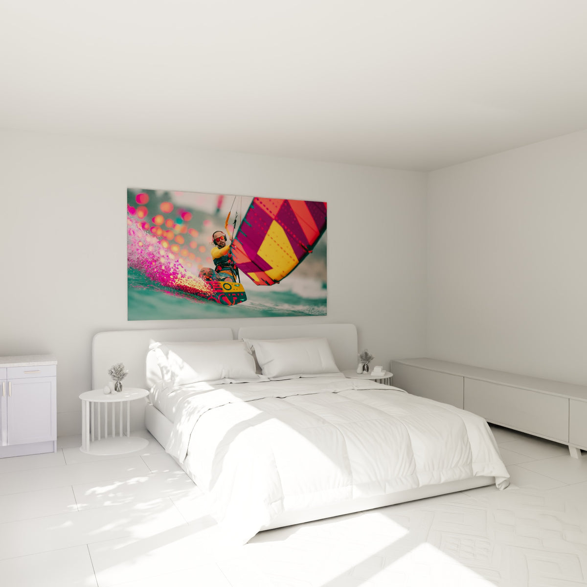 Voile violette et jaune d'un kitesurfeur avec éclats roses, au-dessus d'un lit dans une chambre claire