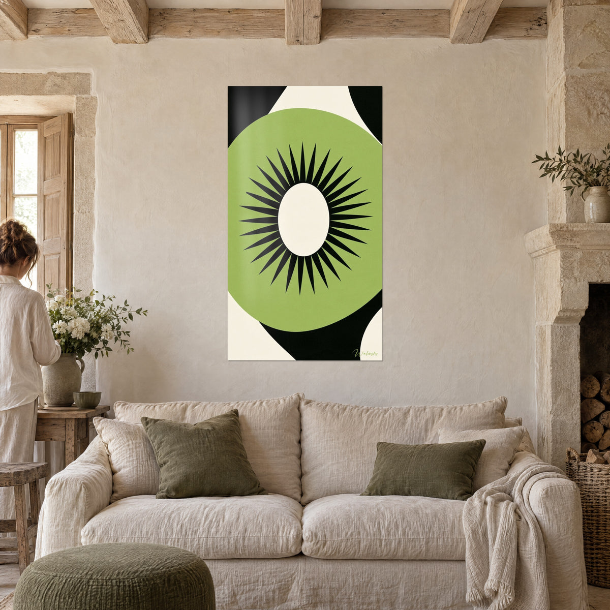 Tableau kiwi coupé en deux, chair vert pomme et cœur crème, rayons noirs, au-dessus d'un canapé dans un salon lumineux