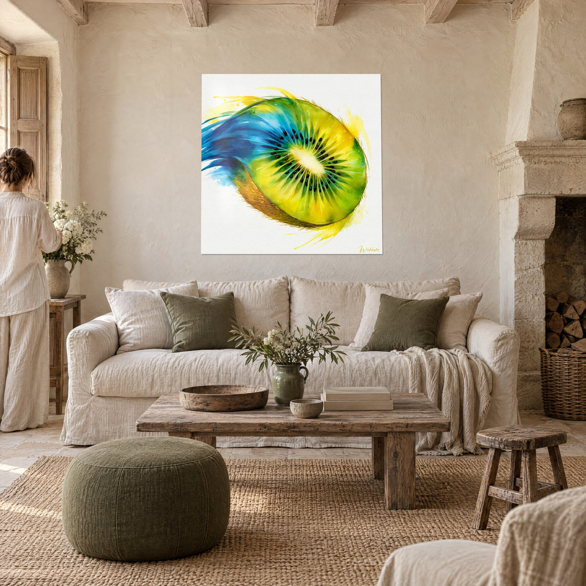 Tableau kiwi coupé en deux, chair vert tendre et pépins noirs, traînée bleu cobalt, deux personnes de dos, au-dessus d'un canapé dans un salon lumineux