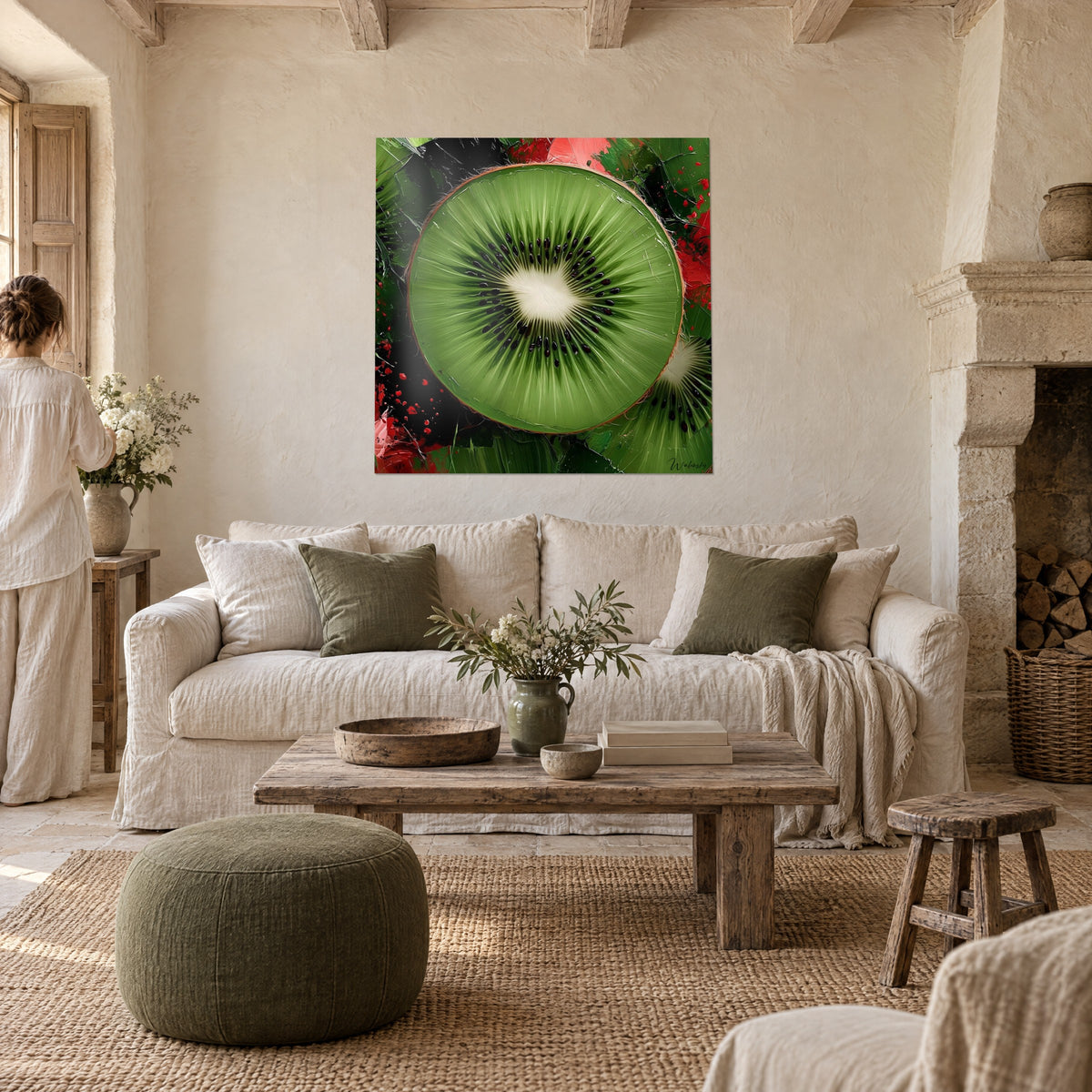 Quadro kiwi tagliato a metà, polpa verde e cuore cremoso, schizzi rossi, donna di spalle sopra un divano in un soggiorno luminoso