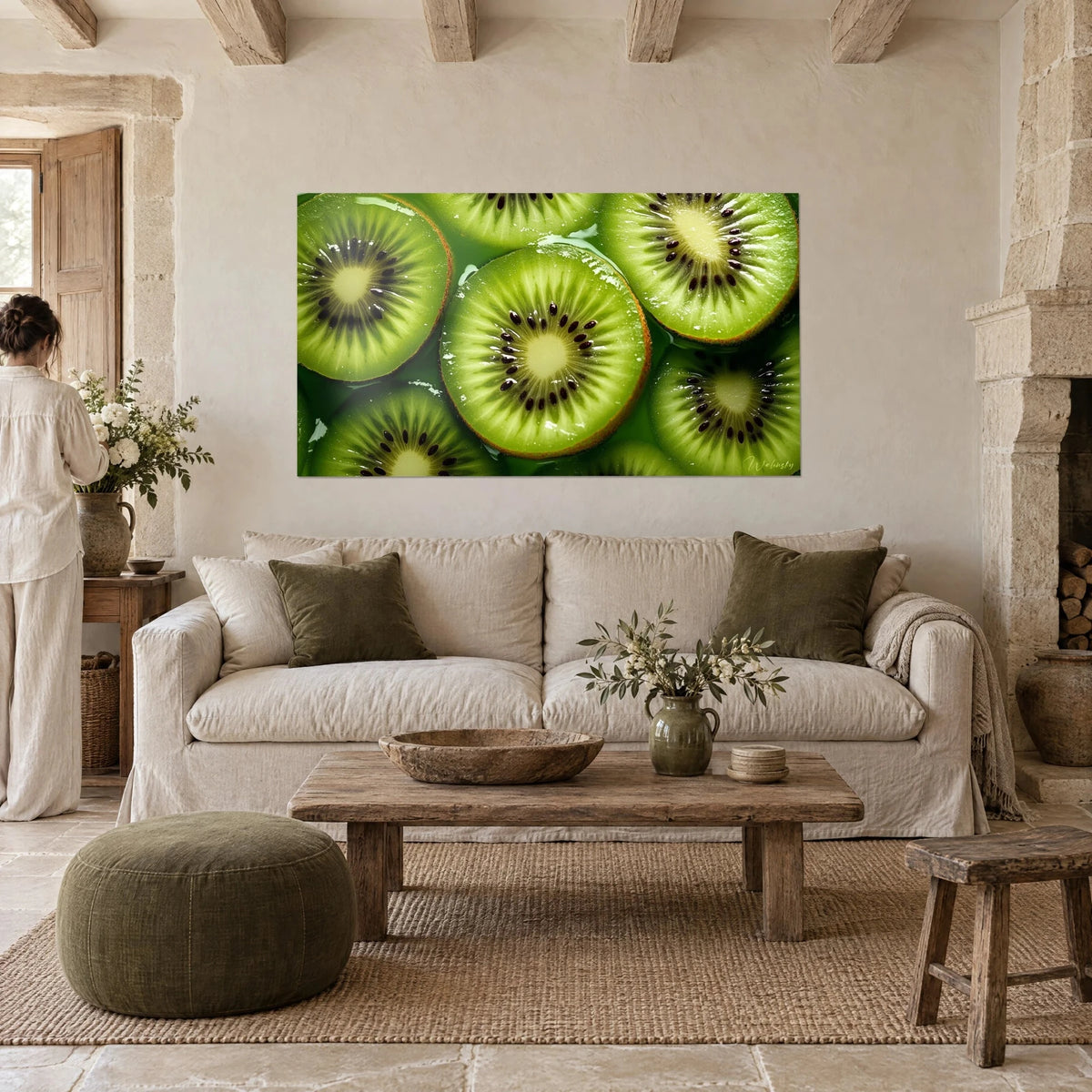 Gemälde Kiwi in grünen Scheiben, säuregrün, mit schwarzen Kernen und cremigem Herz, gegenüber einer Person von hinten, über einem Sofa in einem hellen Wohnzimmer