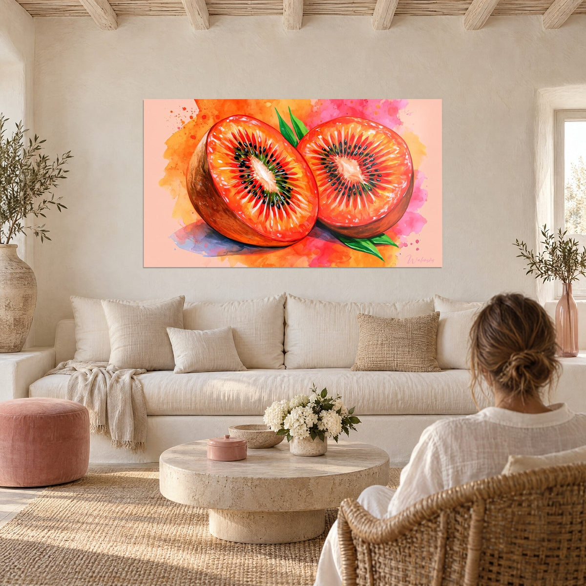 Cuadro kiwi cortado por la mitad, pulpa naranja rojiza y semillas negras, fondo melocotón rosa, encima de un sofá en un salón luminoso