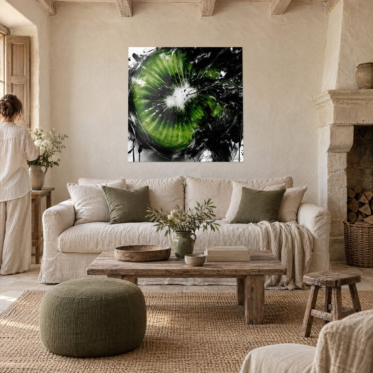 Cuadro de kiwi partido por la mitad, pulpa verde y corazón blanco salpicado sobre fondo negro, dos personas de espaldas encima de un sofá en un salón luminoso