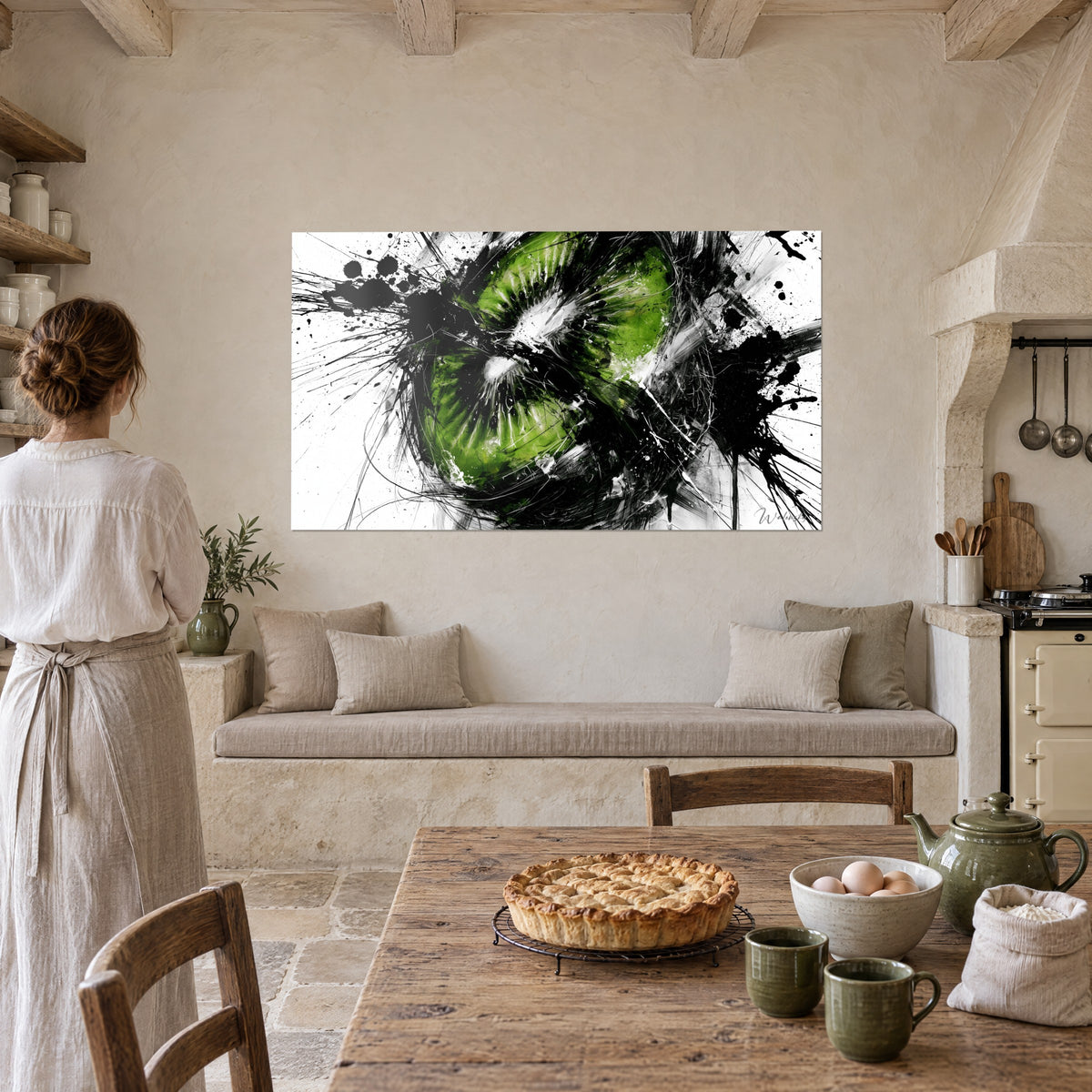 Tableau agrume émeraude aux rayons de pépins et traînées de pinceau noires, femme de dos en cuisine rustique en pierre beige