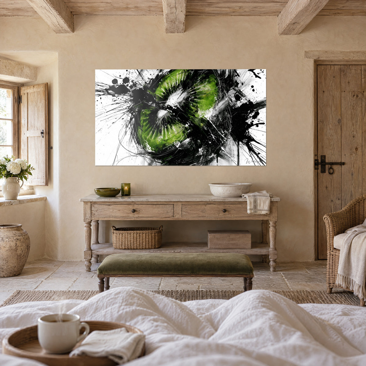 Tableau tranche de kiwi explosive, éclats d'encre noire et cœur blanc nacré sur vert tendre, accroché au-dessus d'un lit dans une chambre claire