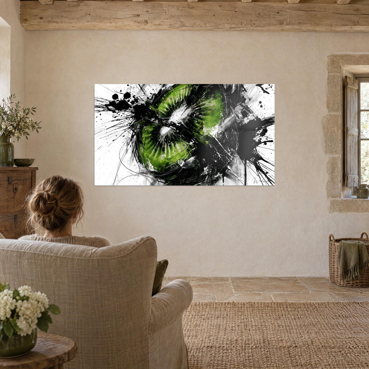 Tableau fruit éclaté en peinture gestuelle, vert lumineux, noir profond et blanc pur, femme de dos dans un fauteuil de lin clair