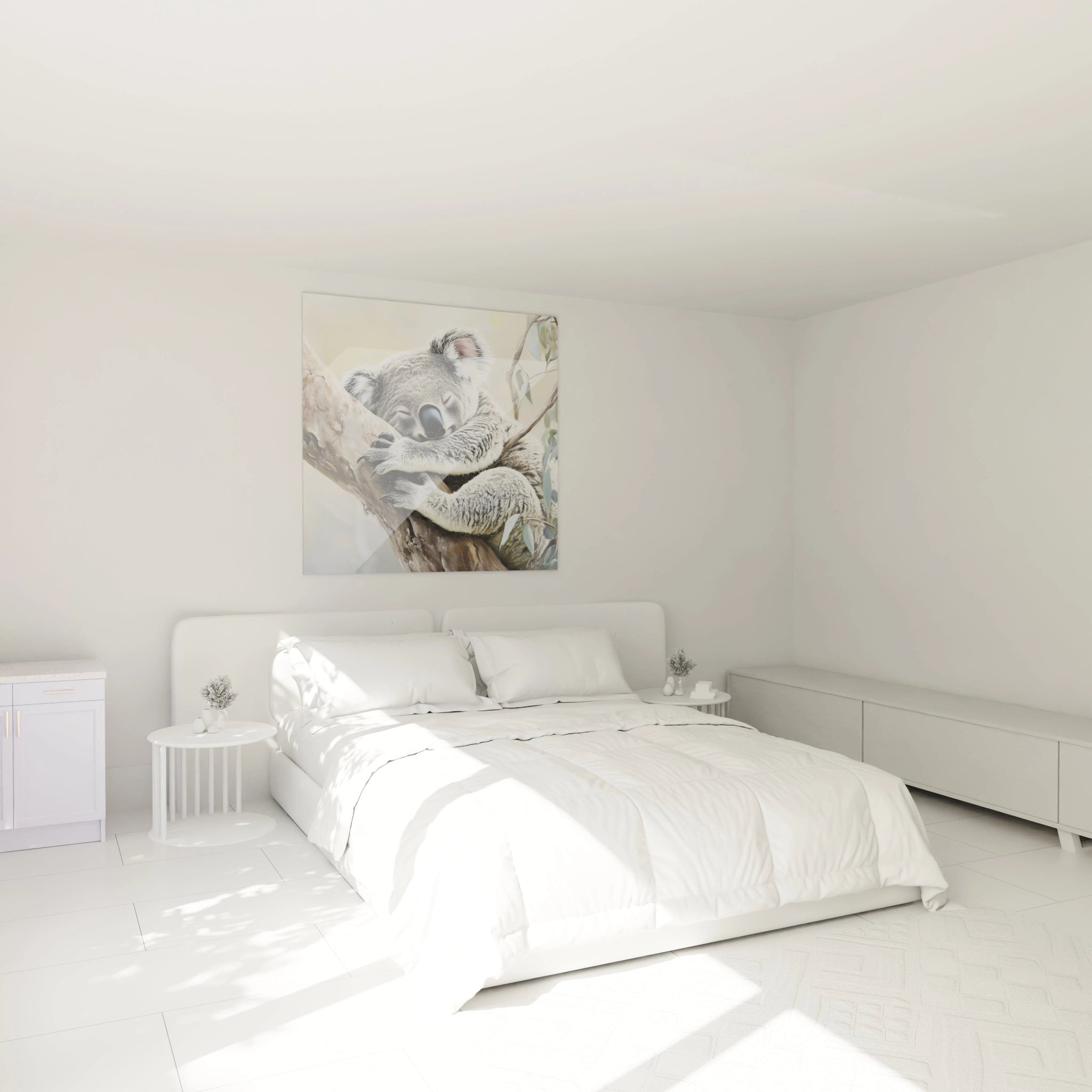 Tableau koala Walensky accroché au-dessus d'un lit blanc dans une chambre minimaliste et lumineuse
