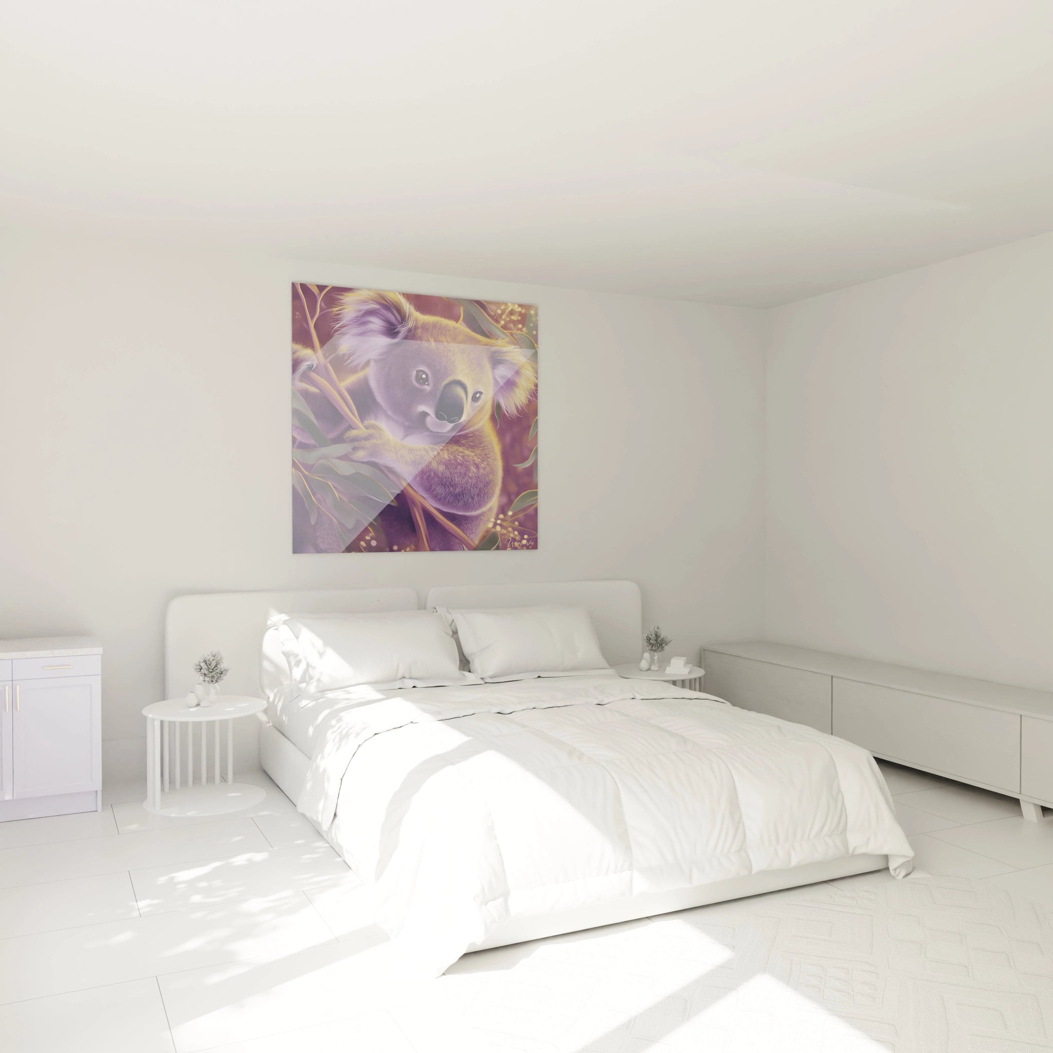 Tableau koala Walensky accroché au-dessus d'un lit blanc dans une chambre minimaliste éclairee par la lumière naturelle