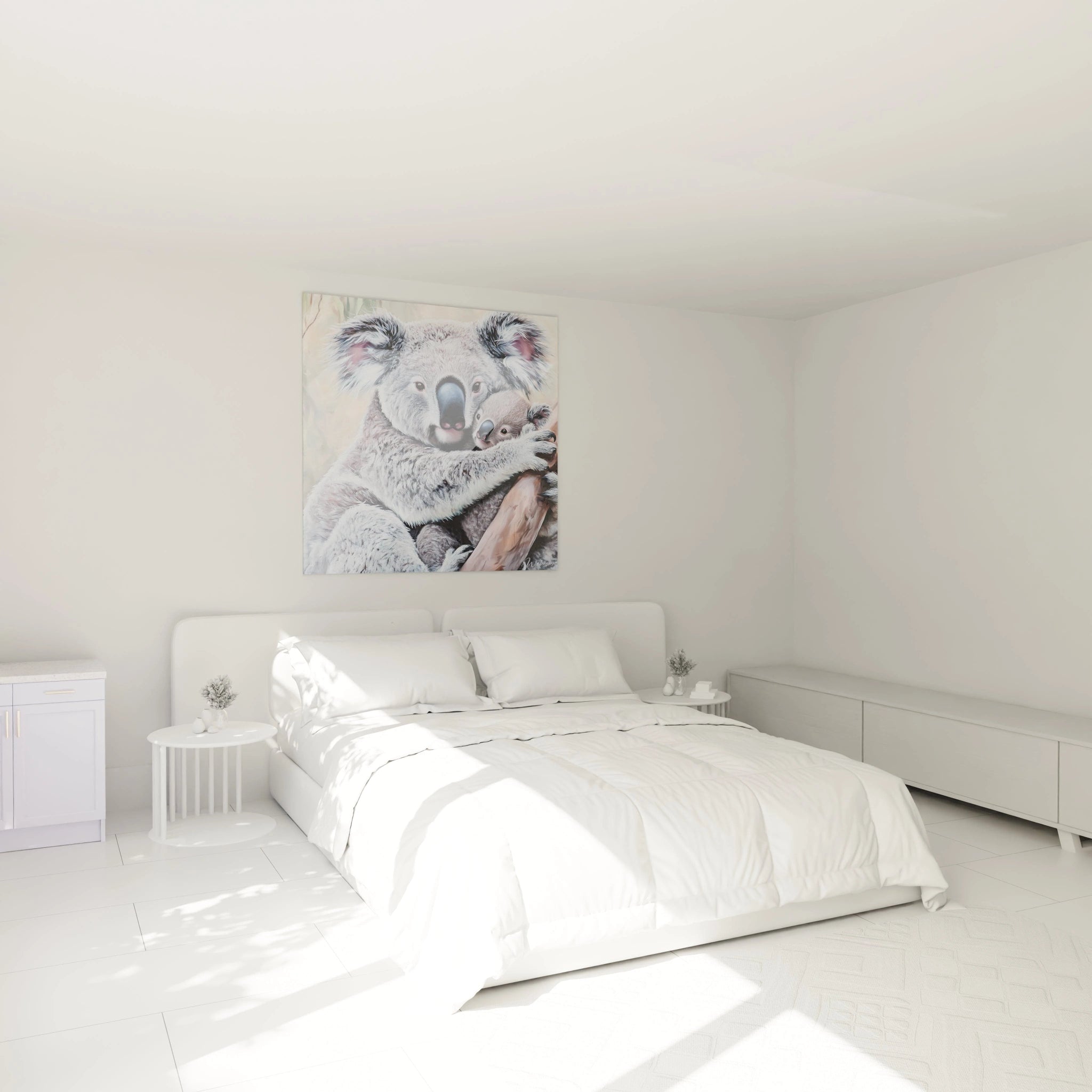 Tableau koala Walensky accroché au-dessus d'un lit blanc dans une chambre minimaliste