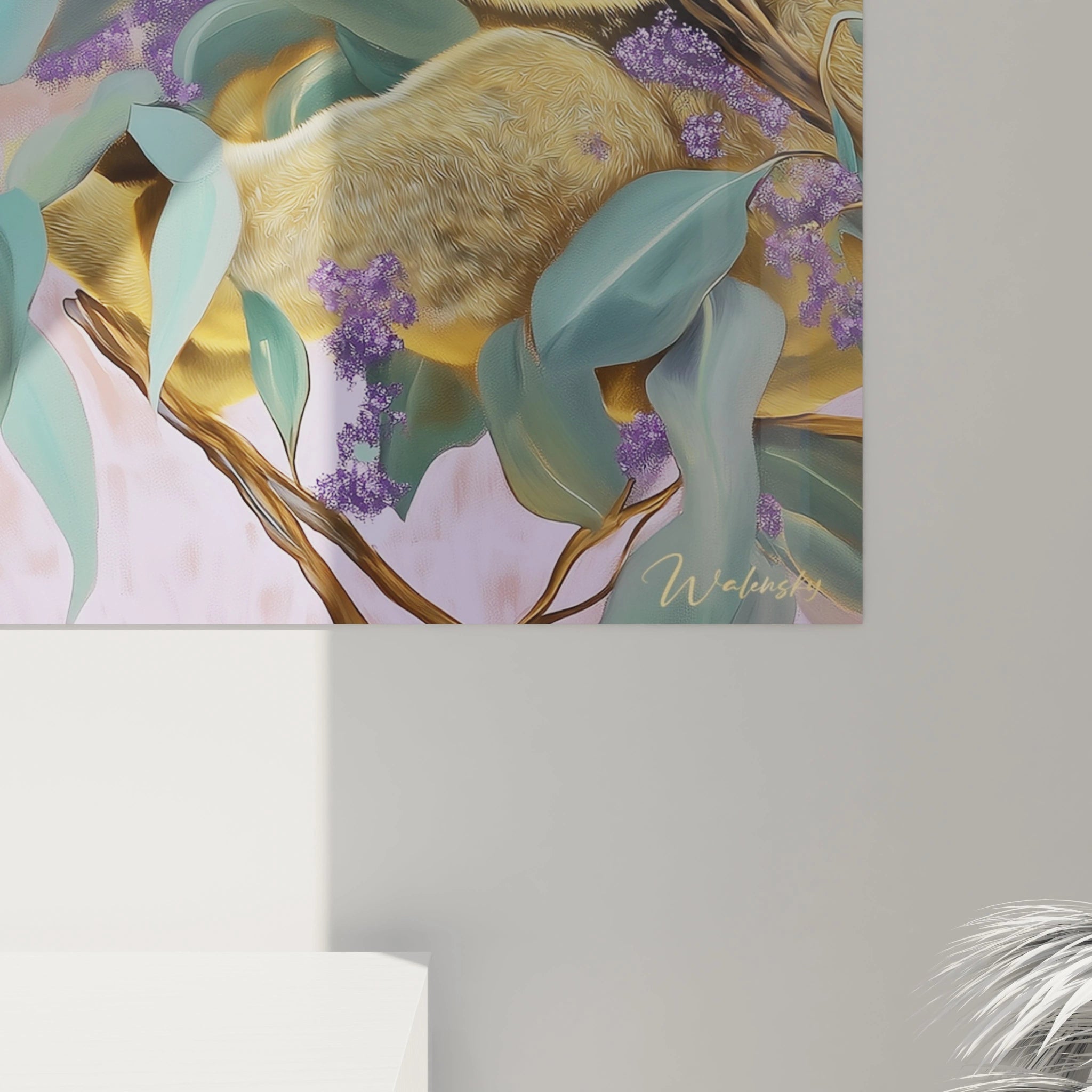 Tableau koala Walensky avec peinture détaillée d'un koala parmi des feuilles vertes et fleurs violettes