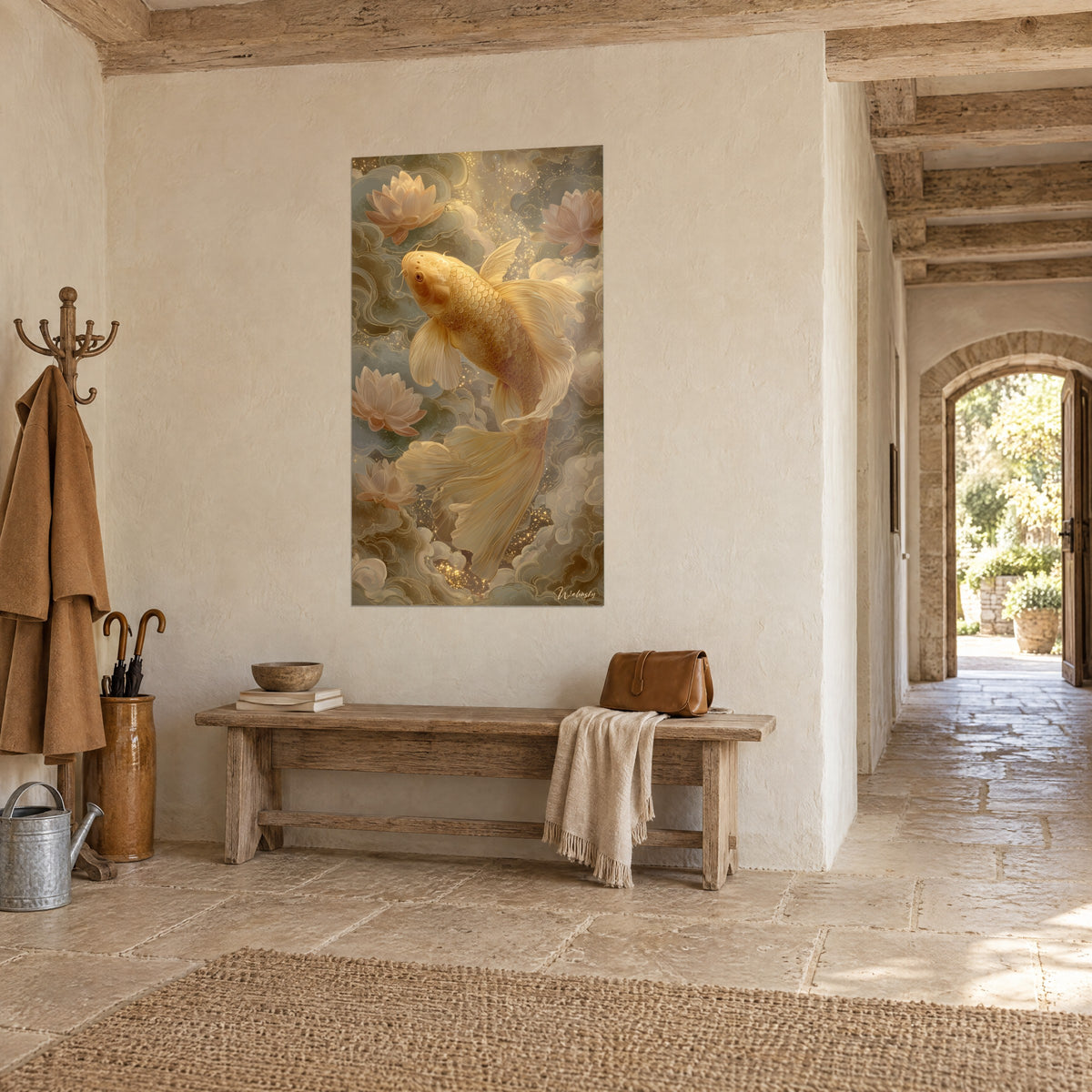 Cuadro de un pez dorado ascendente entre flores de loto beige y bruma verdigris, pared encalada, banco de madera, casa de piedra
