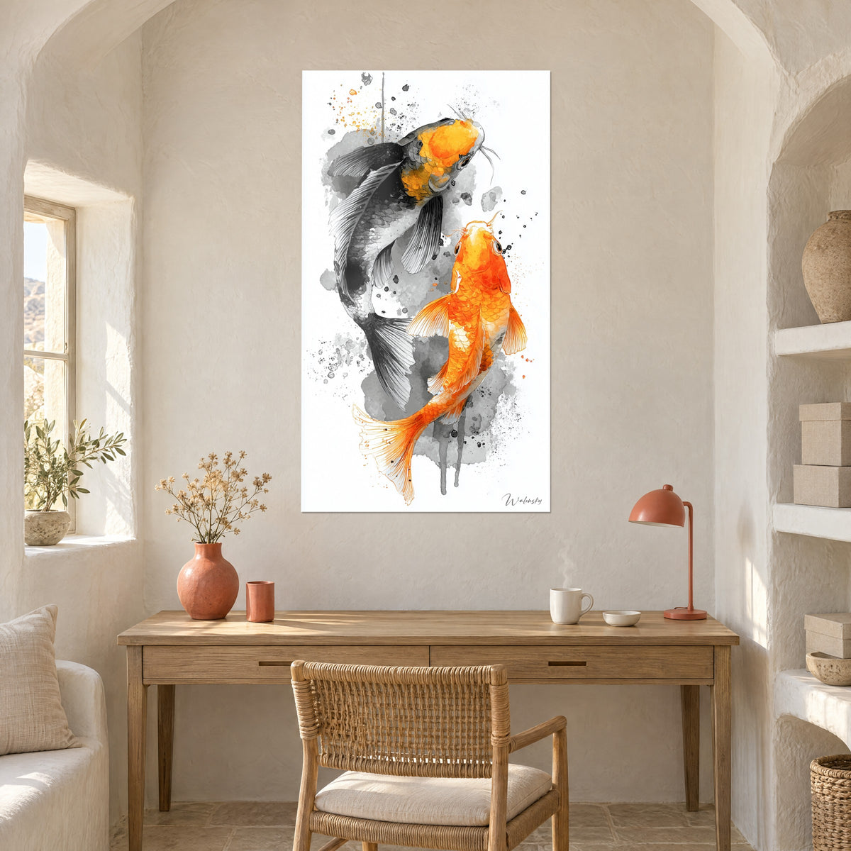 Cuadro peces rojo anaranjado y negro en acuarela, manchas de tinta gris salpicadas, encima de un escritorio de madera clara junto a una lámpara coral