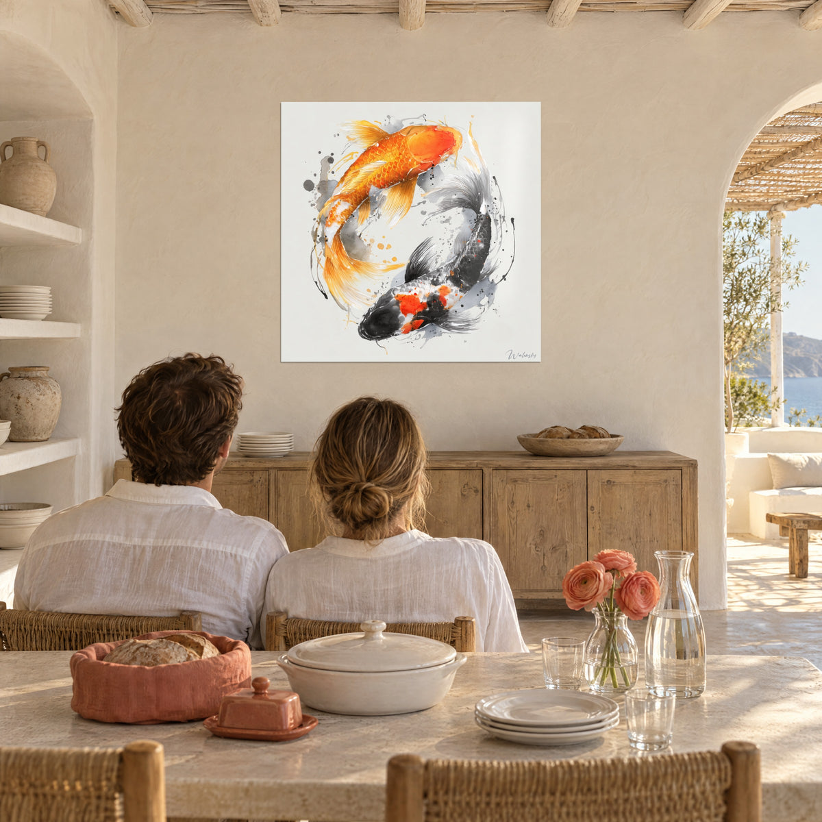 Quadro cerchio di due pesci, coda dorata e pinne nere sottili, di fronte a una coppia seduta a tavola in una sala color ocra