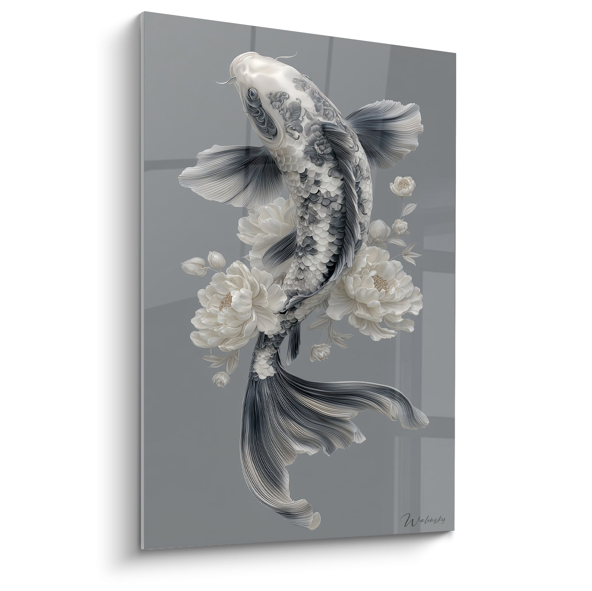 Koi blanc et gris nageant vers le haut, entouré de pivoines blanches sculptées
