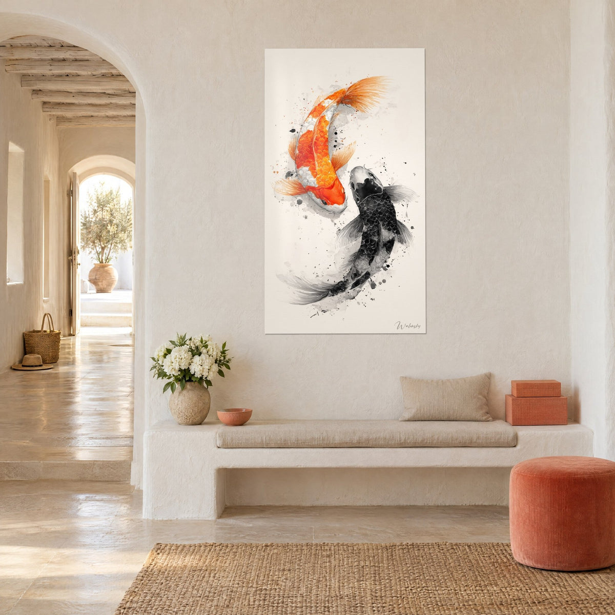 Schilderij yin-yang vispaar, oranje vinnen en zwarte schubben op een ivoorkleurige achtergrond, driekwart zicht naast een witte boog