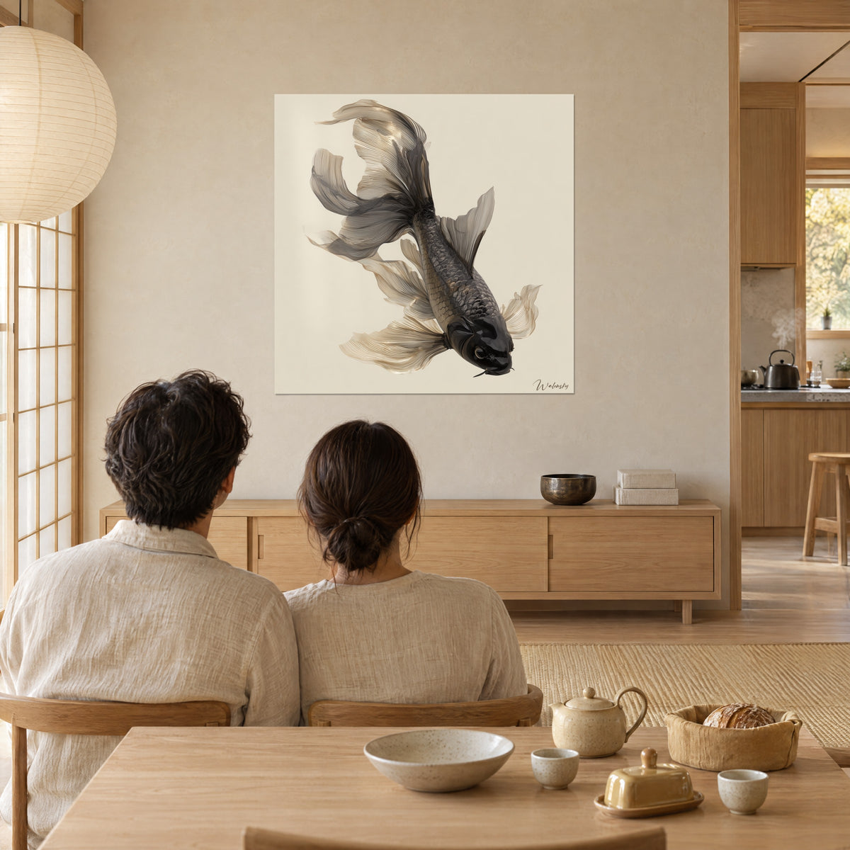 Schilderij donkere duikende nishikigoi, vinnen van taupe en ivoorkleurig filigraan, koppel van achteren aan de keukentafel
