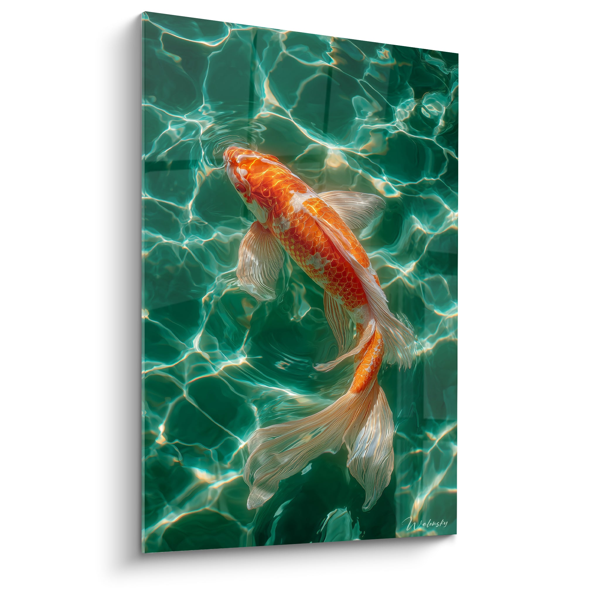Koï orange et blanche nageant dans une eau vert émeraude aux reflets dorés scintillants
