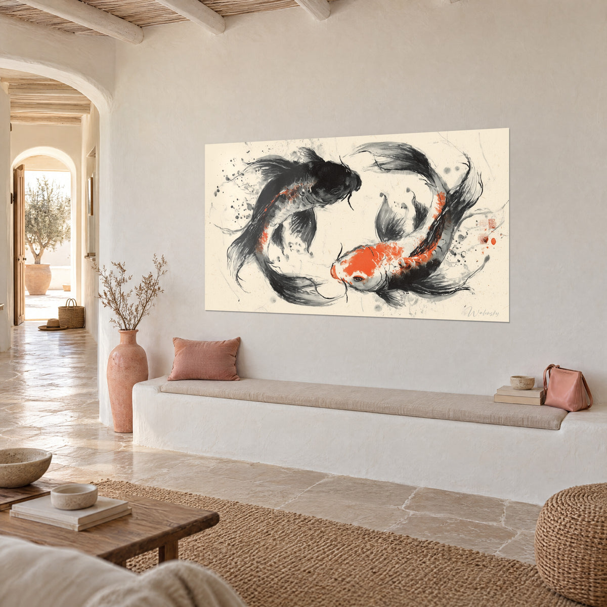 Quadro coppia di pesci in inchiostro nero e arancio vivo che roteano, vista di tre quarti su parete bianca, panca chiara