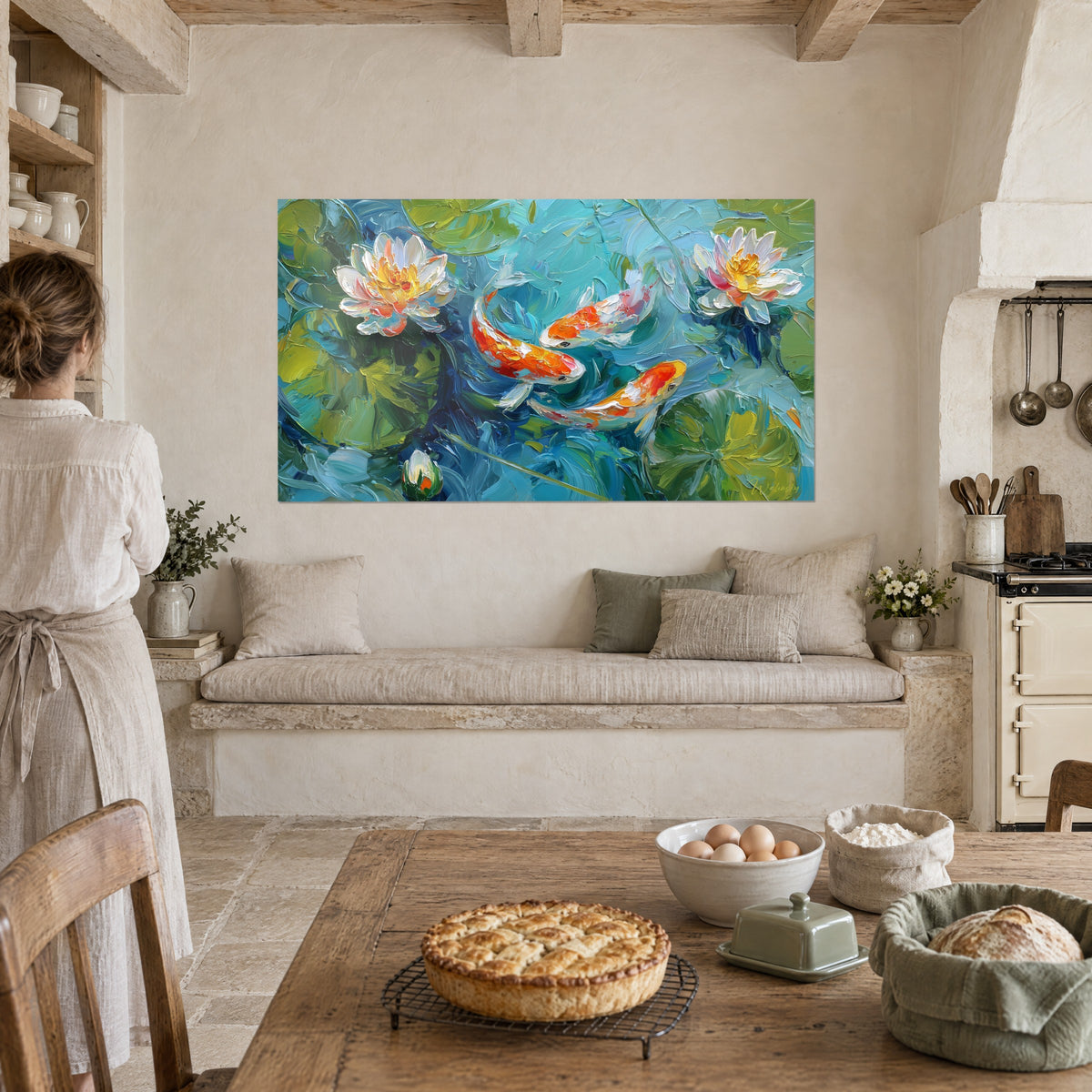 Quadro Stagno fiorito dove roteano tre carpe arancioni, petali bianchi e foglie verde oliva, donna con grembiule, cucina con pareti di pietra